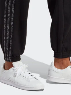 ADIDAS Jogginghose Abstract Animal Print Joggers IJ8180 Schwarz Regular Fit 12 ADIDAS Jogginghose Abstract Animal Print Joggers IJ8180 Schwarz Regular Fit -Angebote Modig Welt Store adidas jogginghose abstract animal print joggers ij8180 schwarz regular fit 4
