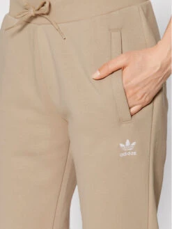 ADIDAS Jogginghose Adicolor Essentials HJ7850 Beige Regular Fit -Angebote Modig Welt Store adidas jogginghose adicolor essentials hj7850 beige regular fit 3
