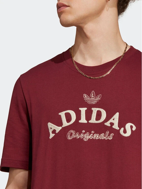 ADIDAS T-Shirt Graphics Archive IC5763 Dunkelrot Regular Fit 7 ADIDAS T-Shirt Graphics Archive IC5763 Dunkelrot Regular Fit – Bild 5