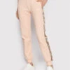 Guess Jogginghose V2YB15 KA3P1 Rosa Regular Fit -Angebote Modig Welt Store guess jogginghose v2yb15 ka3p1 rosa regular fit
