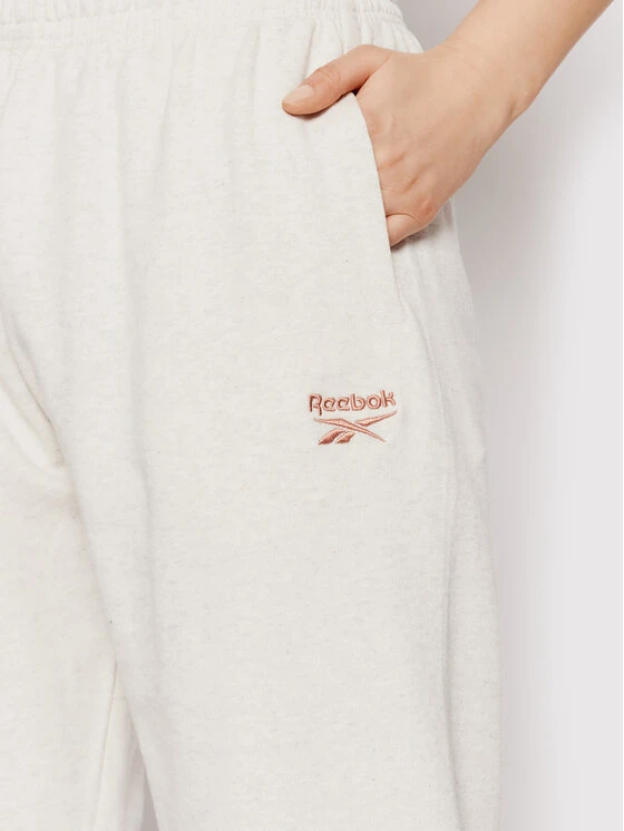 Reebok Jogginghose Classics Small Logo H49252 Beige Oversize 6 Reebok Jogginghose Classics Small Logo H49252 Beige Oversize – Bild 4