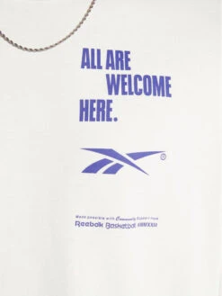 Reebok Longsleeve Basketball All Are Welcome Here HN5806 Weiß Relaxed Fit -Angebote Modig Welt Store reebok longsleeve basketball all are welcome here hn5806 weiss relaxed fit 3