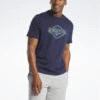 Reebok T-Shirt Graphic Series HS4886 Dunkelblau Regular Fit -Angebote Modig Welt Store reebok t shirt graphic series hs4886 dunkelblau regular fit