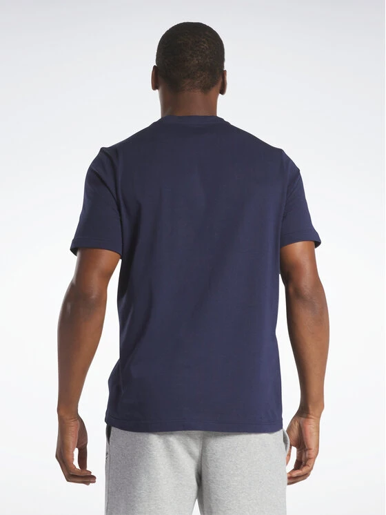 Reebok T-Shirt Graphic Series HS4886 Dunkelblau Regular Fit 5 Reebok T-Shirt Graphic Series HS4886 Dunkelblau Regular Fit – Bild 3