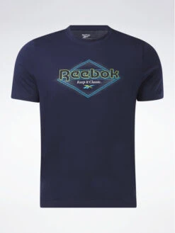 Reebok T-Shirt Graphic Series HS4886 Dunkelblau Regular Fit 13 Reebok T-Shirt Graphic Series HS4886 Dunkelblau Regular Fit -Angebote Modig Welt Store reebok t shirt graphic series hs4886 dunkelblau regular fit 5