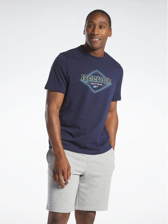 Reebok T-Shirt Graphic Series HS4886 Dunkelblau Regular Fit 3 Reebok T-Shirt Graphic Series HS4886 Dunkelblau Regular Fit