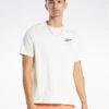 T-Shirt Reebok Basketball Court Top T-Shirt HN5804 Weiß Relaxed Fit -Angebote Modig Welt Store reebok t shirt reebok basketball court top t shirt hn5804 weiss relaxed fit